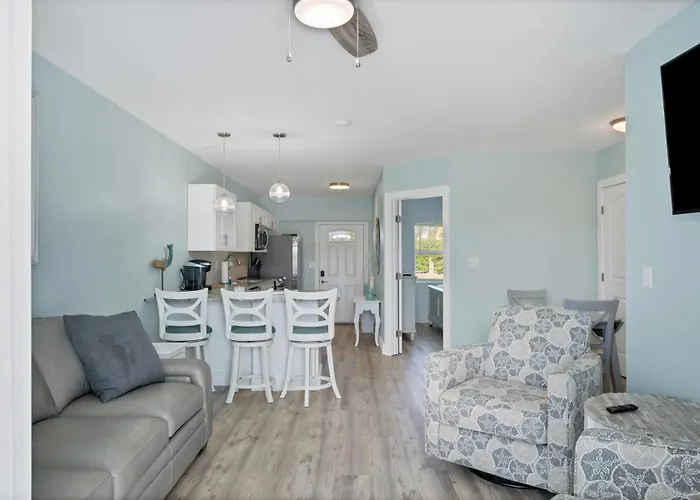 1 Bedroom Heated Pool, 1 Mile Direct Gulf Access, Great Location, Dockage Apt B