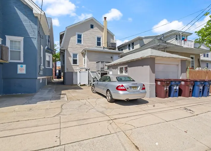 Dazzling Bungalow Within 2 Blocks Of Beach