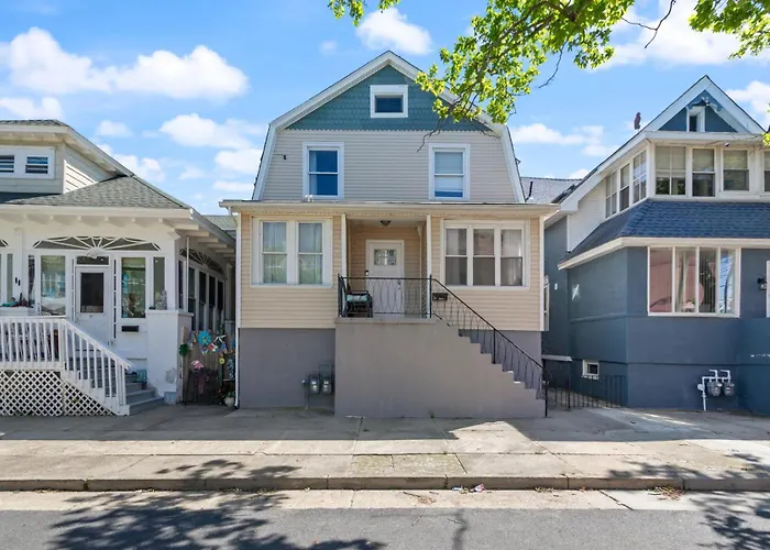 Dazzling Bungalow Within 2 Blocks Of Beach