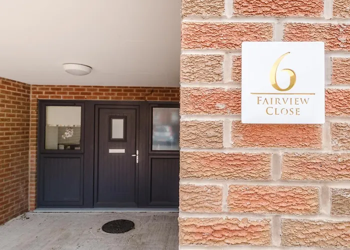 The Nook, Fairview, Cheltenham Town Centre-Parking & Garden