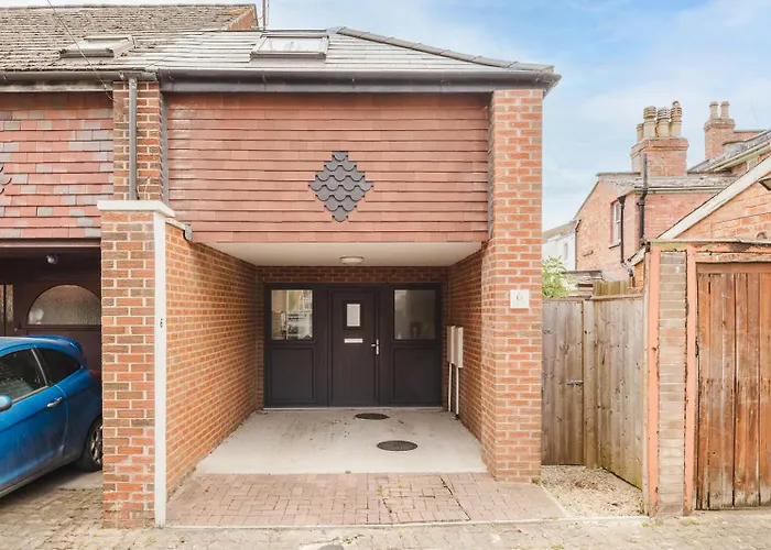 The Nook, Fairview, Cheltenham Town Centre-Parking & Garden