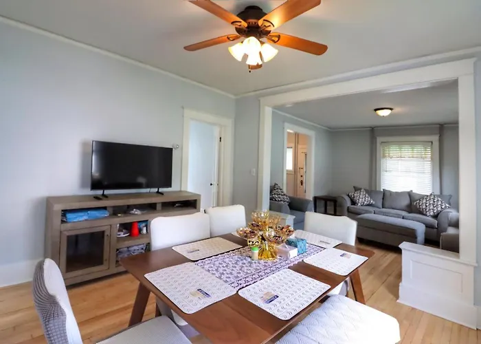 Cozy Two Bedroom Home Close To Everything
