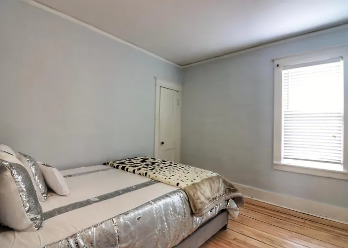 Cozy Two Bedroom Home Close To Everything
