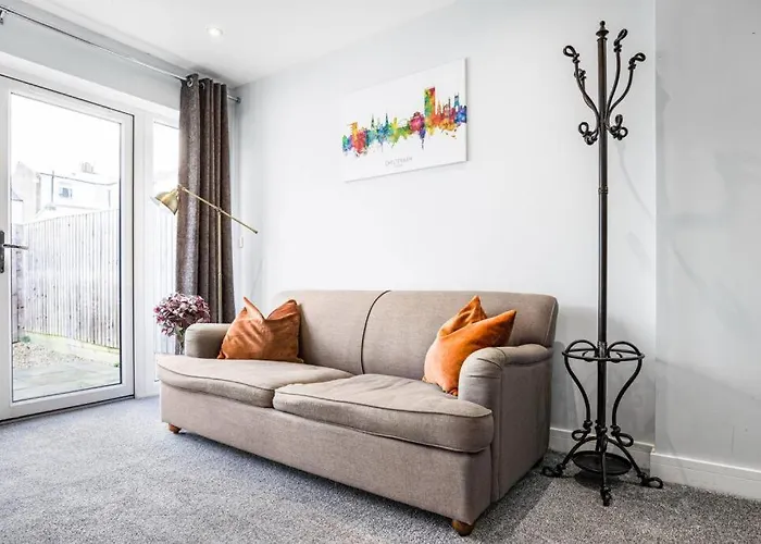 The Nook, Fairview, Cheltenham Town Centre-Parking & Garden