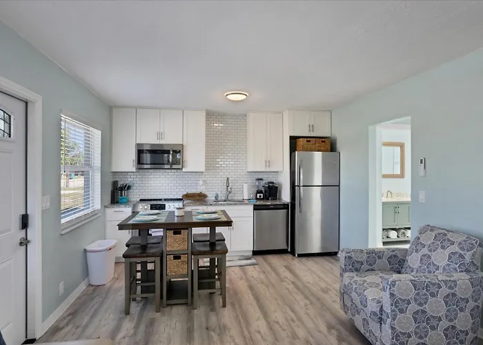 1 Bedroom Heated Pool, 1 Mile Direct Gulf Access, Great Location, Dockage , Apt C