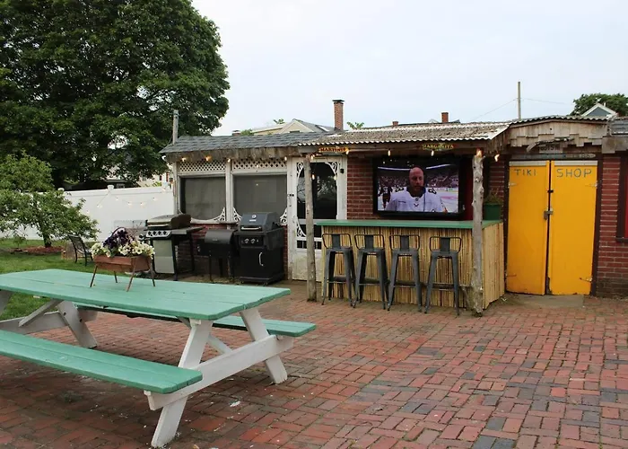 New! Family-Friendly Getaway -1 Mi To Dtwn Salem W Roof Deck & Tiki Bar