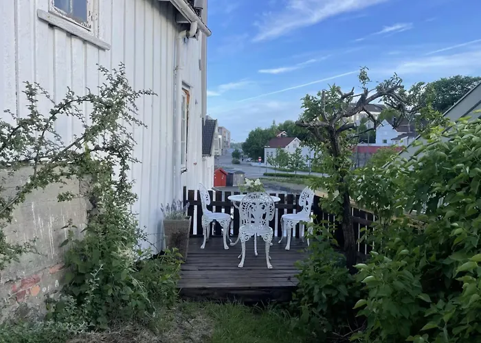Stilfull Bolig Med 4 Soverom - Naer Arendal Sentrum Med Parkering