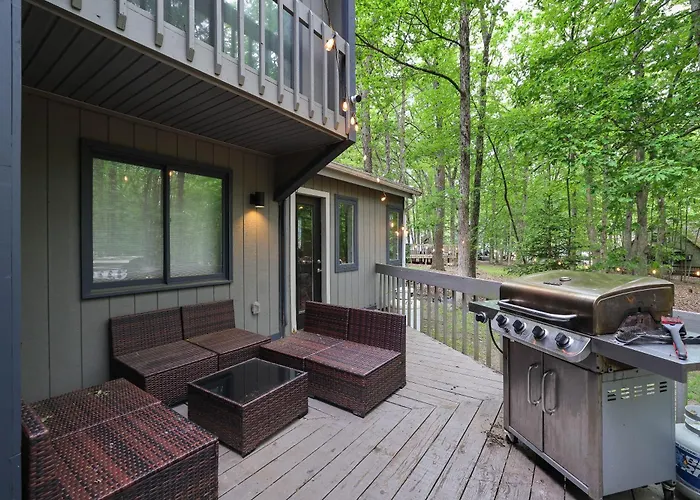 Luxurious Poconos Retreat - Hot Tub, Sauna, Games