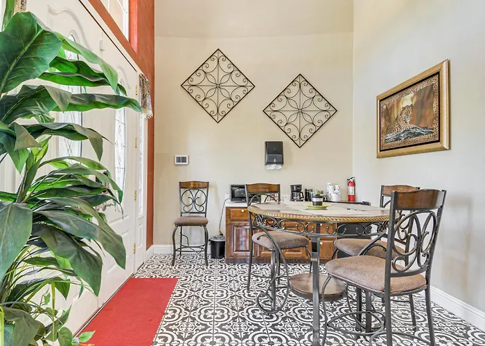 Golf, Fish & More: Cozy 'Safari Unit' In Atwater!
