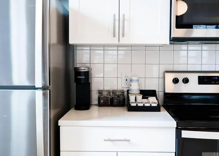 Refined Living In A Vibrant Locale Dream Stay