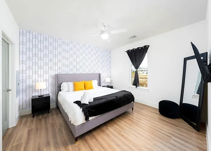 Refined Living In A Vibrant Locale Dream Stay