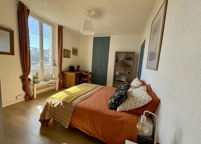 Les Capucines, Comme Chez Soi, Loin De Chez Soi