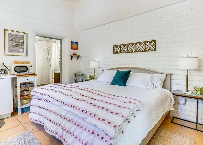 Casa Paloma Studio: Artsy & Airy W/ Hot Tub Access