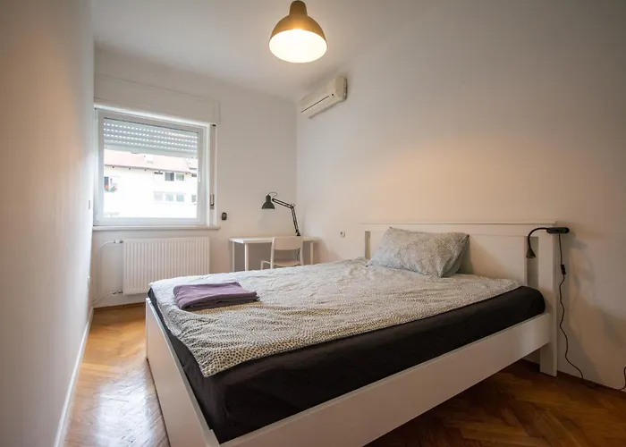 Hostel: Tesla House