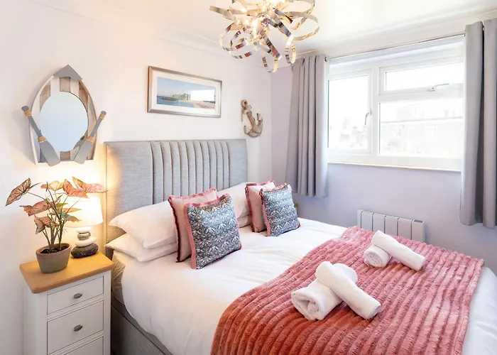 New Beachfront Apartment Slps 4, West Bay, Dorset