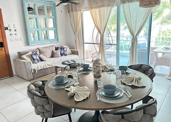 Atmospheric Apartment With A Beautiful View Of The Swimming Pool