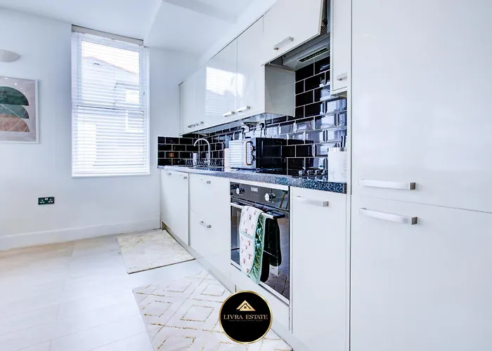 Stylish 1 Bedroom Apartment, High St. Sutton, Free Parking
