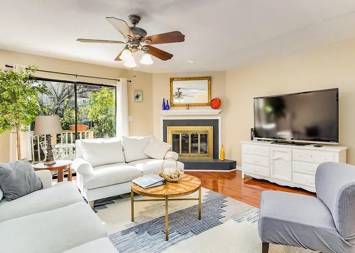 Sunny Large Two Bedroom Townhouse - Pool