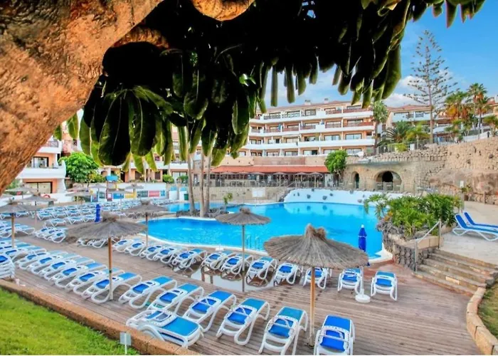 Apartment With Pool And Gardens Near The Coast