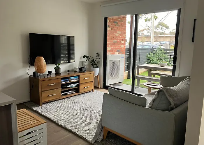 Private Room & Ensuite, In Hosted-Shared Modern 2 Bedroom Apartment - Full Use Of All Home Facilities