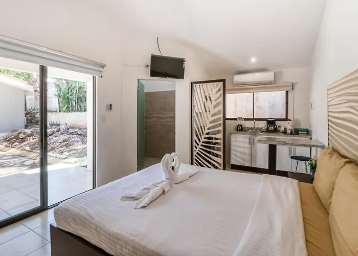 Ground-Floor Studio W/ Pool Access, Walk To Beach!