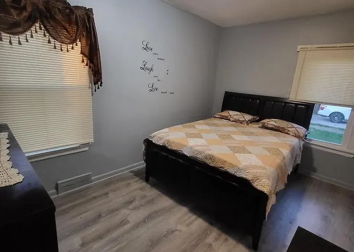 At The Center Of Dearborn, Mi 2 Bedroom Apartment With Backyard And Balcony