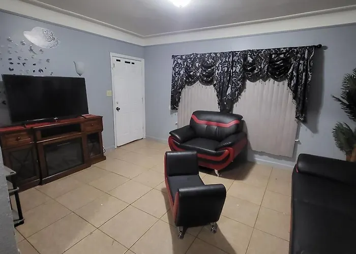 At The Center Of Dearborn, Mi 2 Bedroom Apartment With Backyard And Balcony