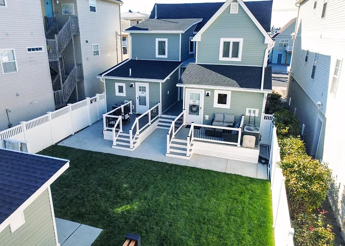 Stylish 2 Bedroom 1 Ba Apartment - Steps To The Ocean - Hidden Gem, Apt 2
