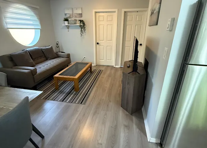 Lovely 2 Bedroom Condo, 2 Minute Walk Fr Downtown