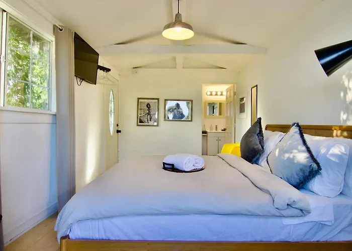 30 Pct Off! Malibu Charming Suite, Ocean View, Queen Bed
