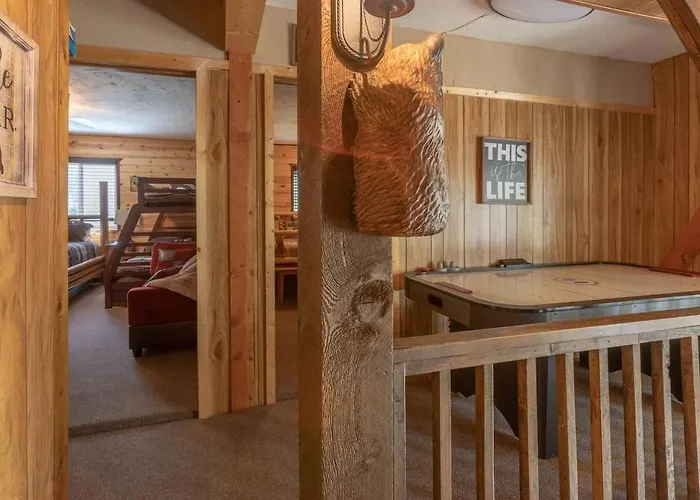 Rustic Cabin Retreat - Hot Tub - Fire Pit - Bbq -