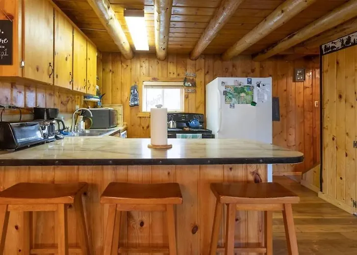 Blue Springs Pond Cabin - Near Yellowstone - Hot Tub
