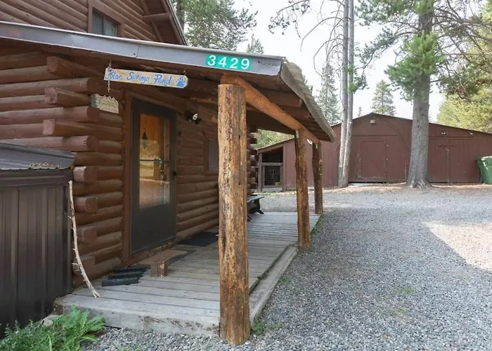 Blue Springs Pond Cabin - Near Yellowstone - Hot Tub