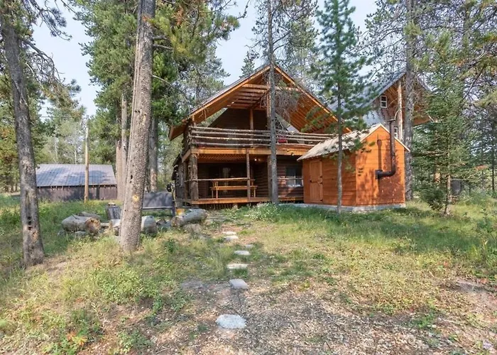 Blue Springs Pond Cabin - Near Yellowstone - Hot Tub