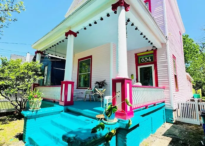 Uptown Colorful Cottage By The Riverwalk