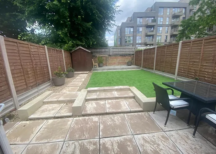 Modern Garden Retreat - Near Wfj, 3Br Ensuite & Parking