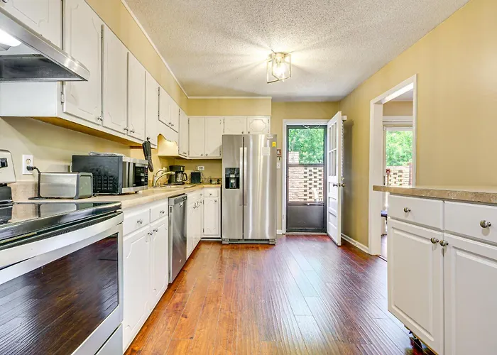 2 Mi To High Point University: Townhome W/ Patio
