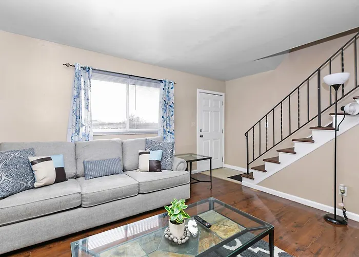 Cozy 2 Bedroom Apartment