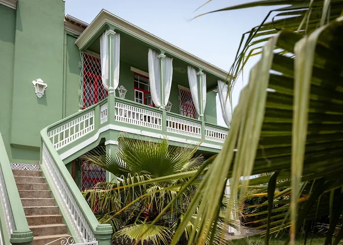 Vintage Balcony Guesthouse & Suites