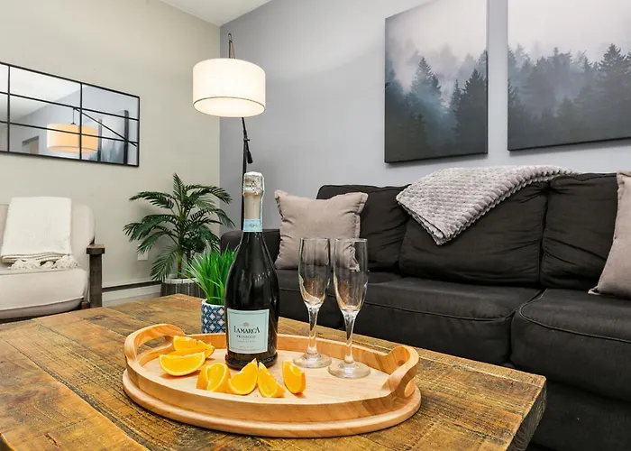 Breathtaking Condo In The Heart Of Old Town