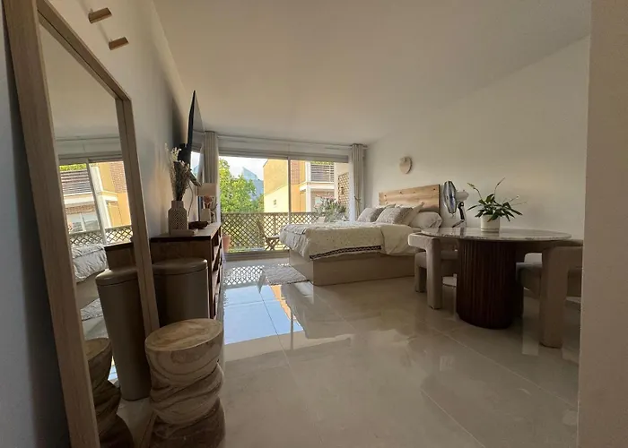 Modern Studio With Balcony, Ultra-Fast Wifi & Parking Near La Defense Arena