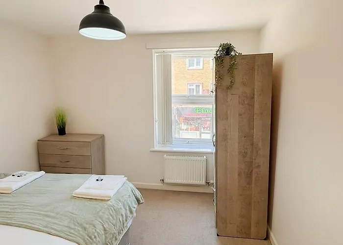 Spacious 2-Bed Apartment In Bridgwater - Great Central Location - Free Private Parking Included