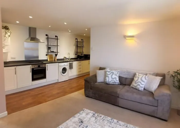 Spacious 2-Bed Apartment In Bridgwater - Great Central Location - Free Private Parking Included