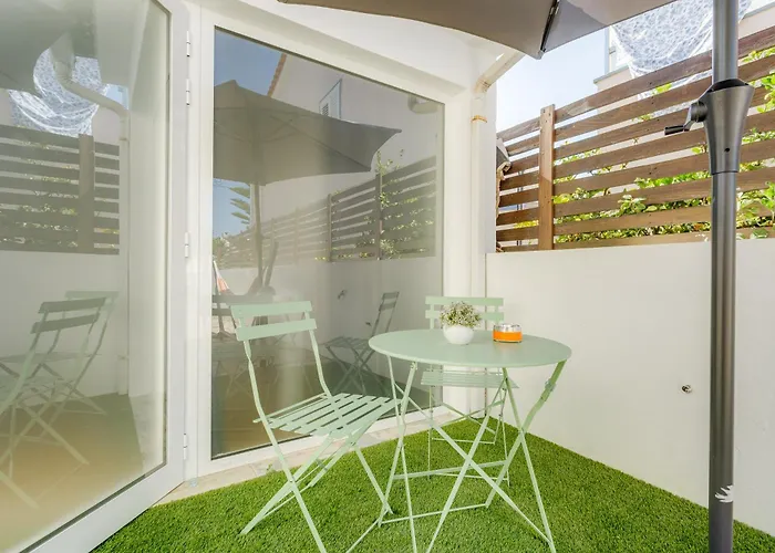 Charming Aroeira Beach Studio