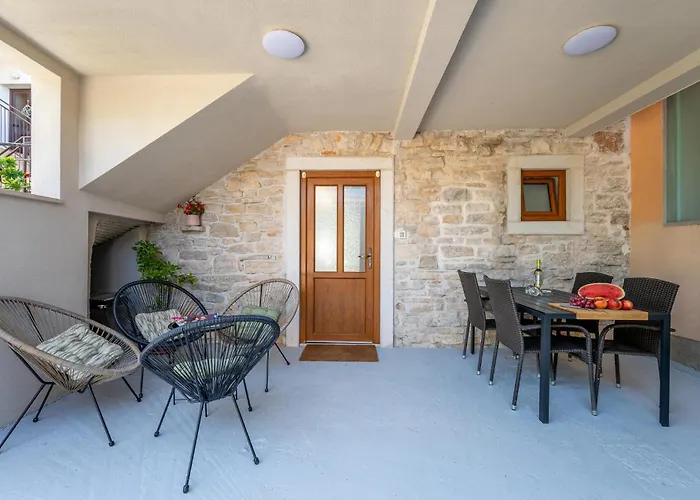 Two-Bedroom Apartment In Peroj