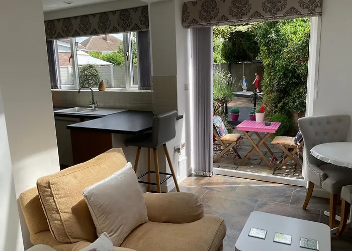 Oakleigh 1 Bed Ground Floor Garden View Apartment Free Onsite Parking