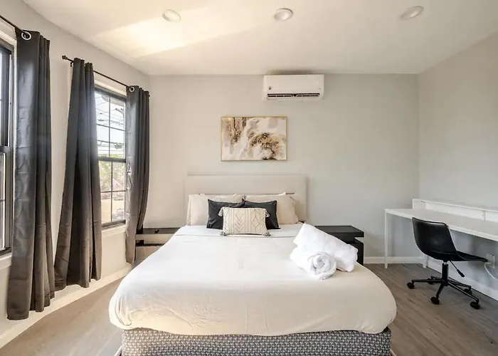 Modern 3-Bdrm Apt In Black Rock