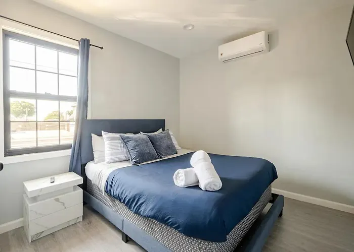 Modern 3-Bdrm Apt In Black Rock
