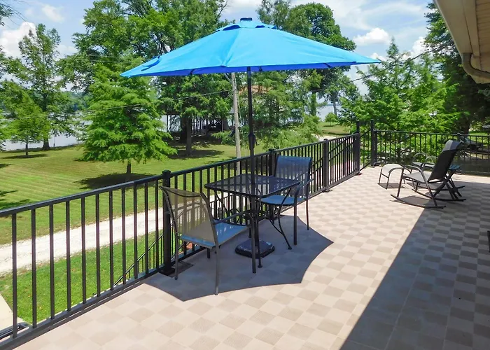 Lovely Couples Escape On Mississippi River!