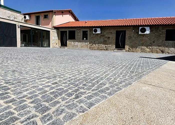 As Casas Do Penedo Da Moura